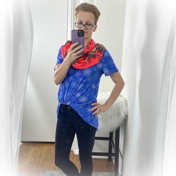 💕Beautiful Like new Lularoe Snowflakes Tunic Top💕 - Picture 2 of 10